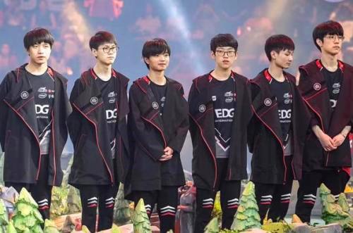 坎帕納：樂意把9號讓給蘇亞雷斯，他是我見過最優秀的9號！.