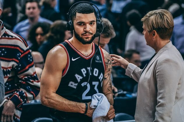 他在拥挤的 他在拥挤的